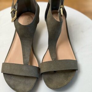 Kenneth Cole Reaction “Great Gal” T-strap wedge sandals. Dark green. Size 7.